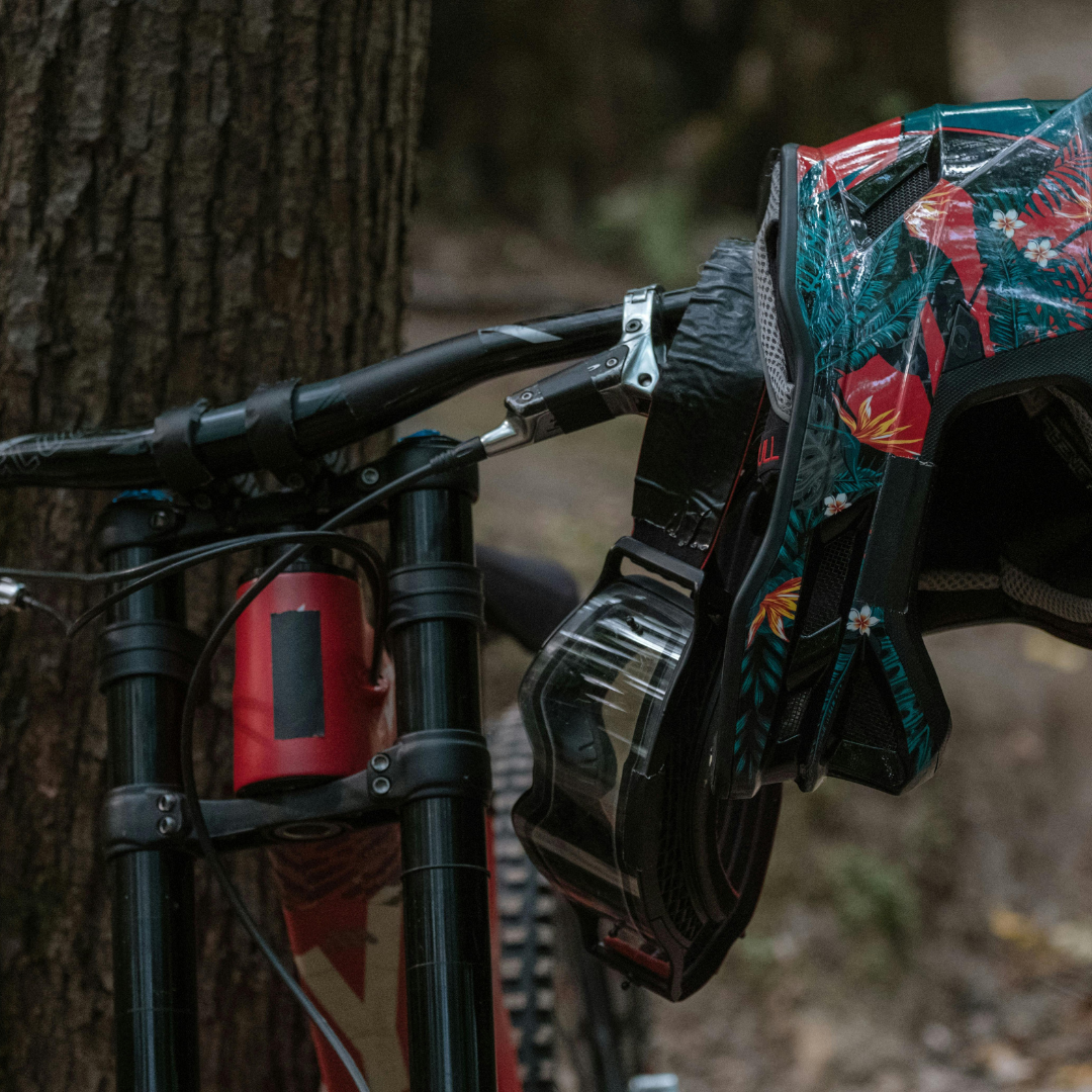 Casco y bicicleta de montaña